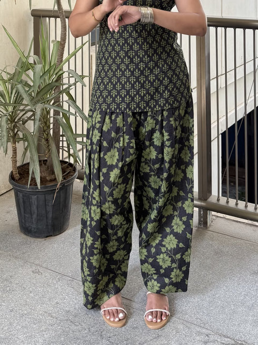 Sunehri Farshi Salwar